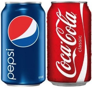 Coca Pepsi latas azul e vermelho